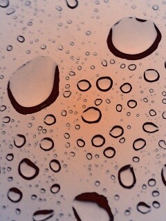 Капли воды на синем стекле обои