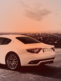 Maserati Granturismo на фоне города обои