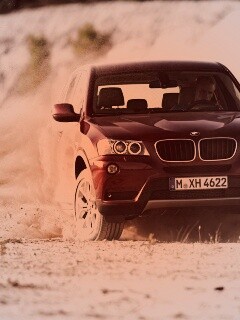 Кроссовер BMW в заносе обои