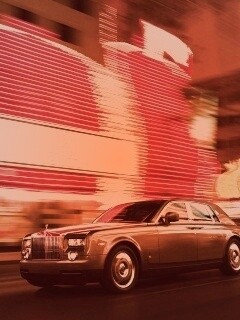 Rolls-Royce Phantom едет через город обои