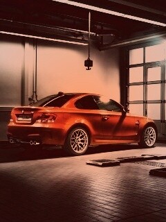 Гонщик и BMW M1 в гараже обои