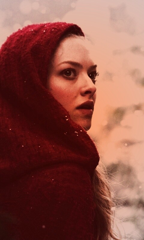 Amanda Seyfried in Red Riding Hood обои