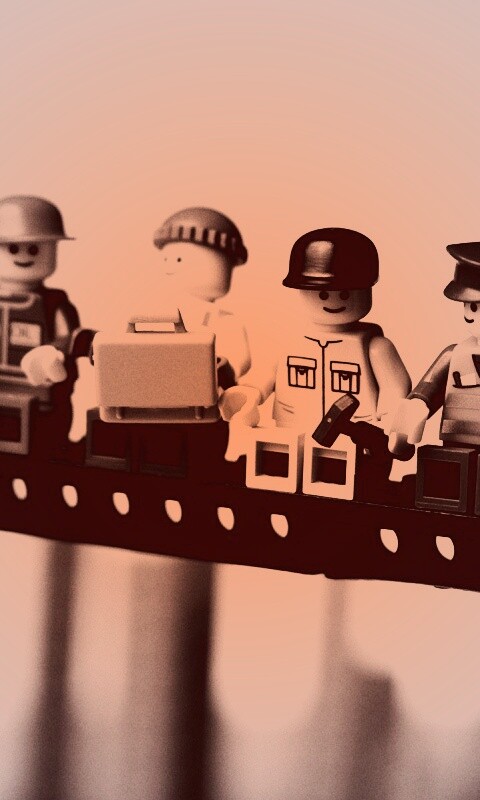 Lego строители обедают на балке обои