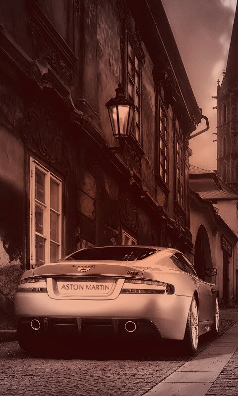 Aston Martin в старинном городе обои