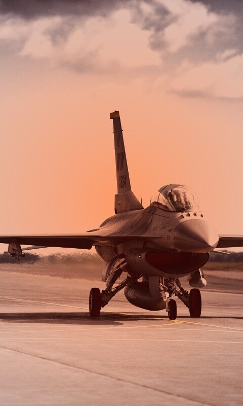 Истребители f16 Falcon на взлетной полосе обои