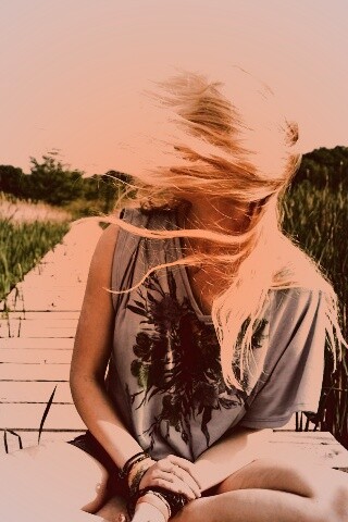 Девушка и ветер обои