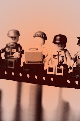 Lego строители обедают на балке обои