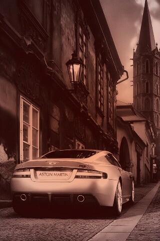 Aston Martin в старинном городе обои