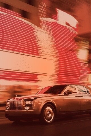 Rolls-Royce Phantom едет через город обои