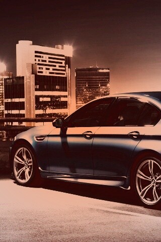 BMW F10 на городской парковке обои