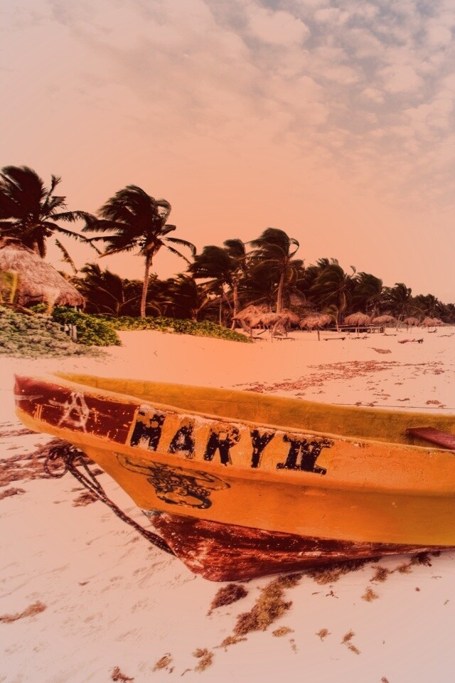 Лодка на берегу моря MARY IV обои