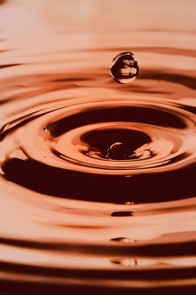 Капля падает в воду обои