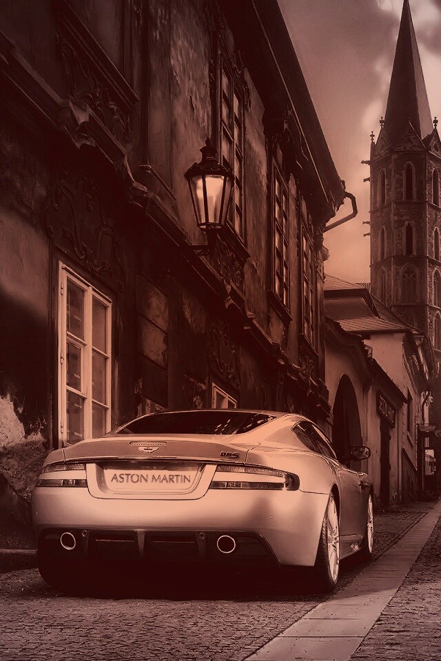 Aston Martin в старинном городе обои