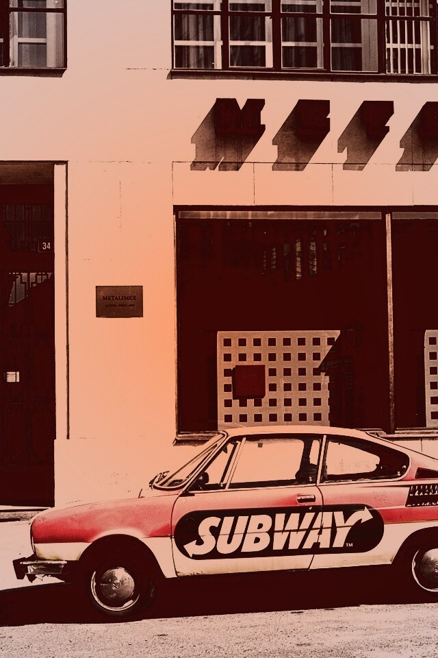 Реклама Subway на машине в Праге обои