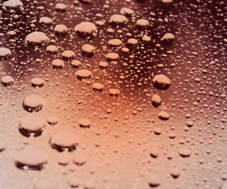 Капли воды на поверхности стекла обои