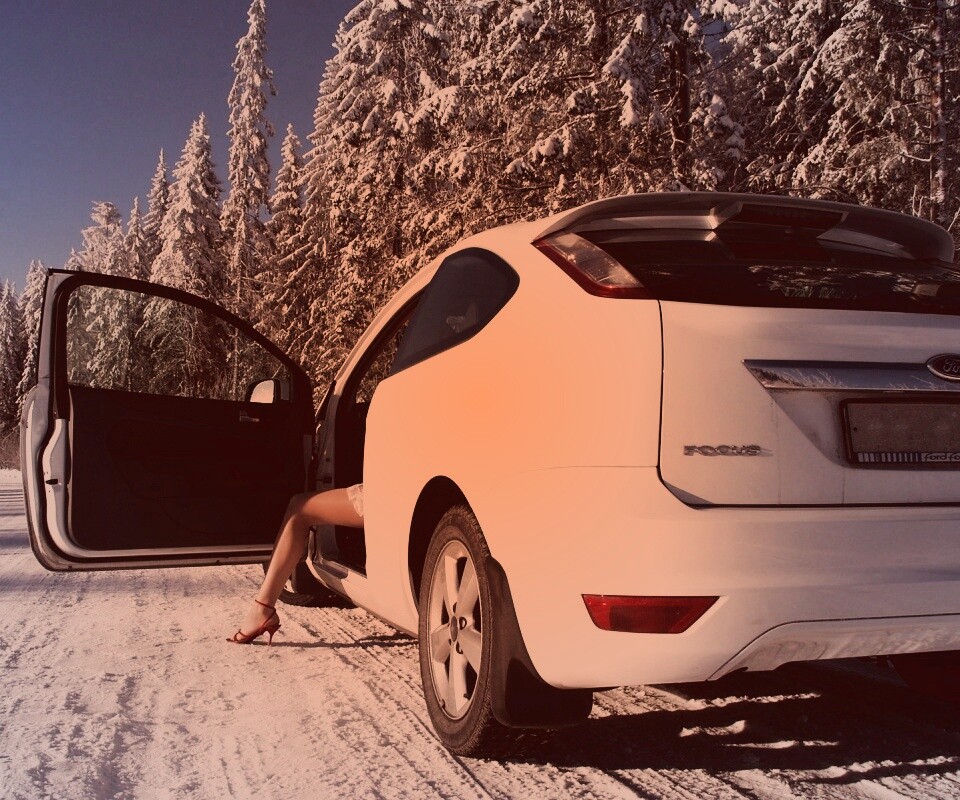 Девушка выходит из Ford Focus обои