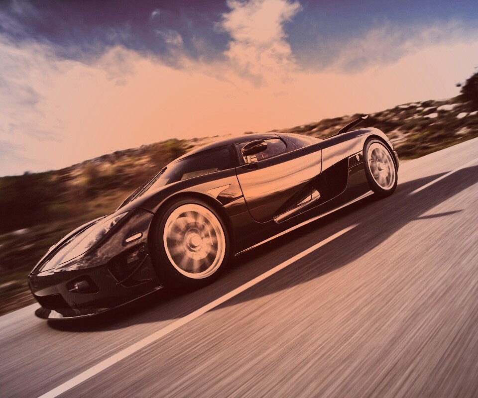 Автомобиль Koenigsegg мчится по трассе обои