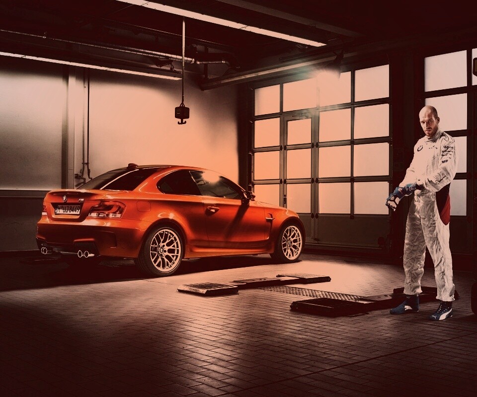 Гонщик и BMW M1 в гараже обои