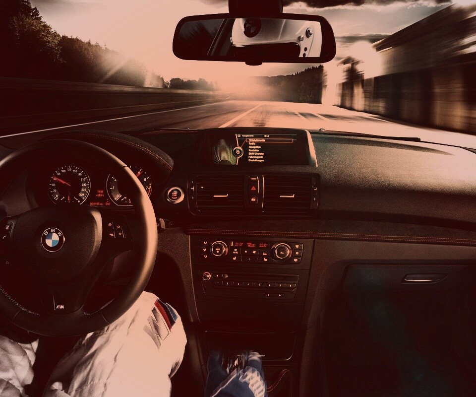 За рулём BMW обои
