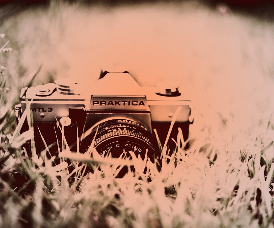 Фотоаппарат Praktica в траве обои