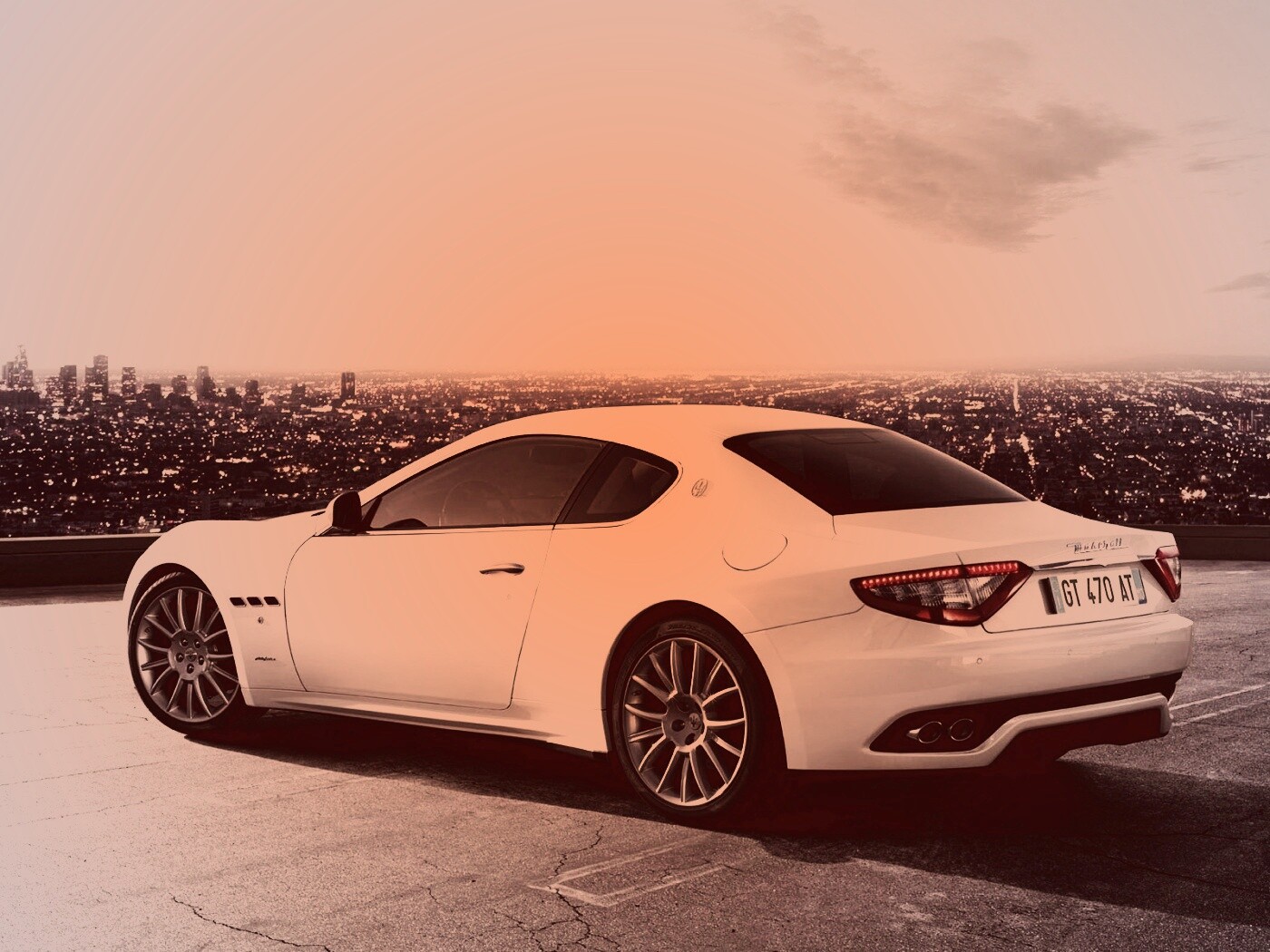 Maserati Granturismo на фоне города обои