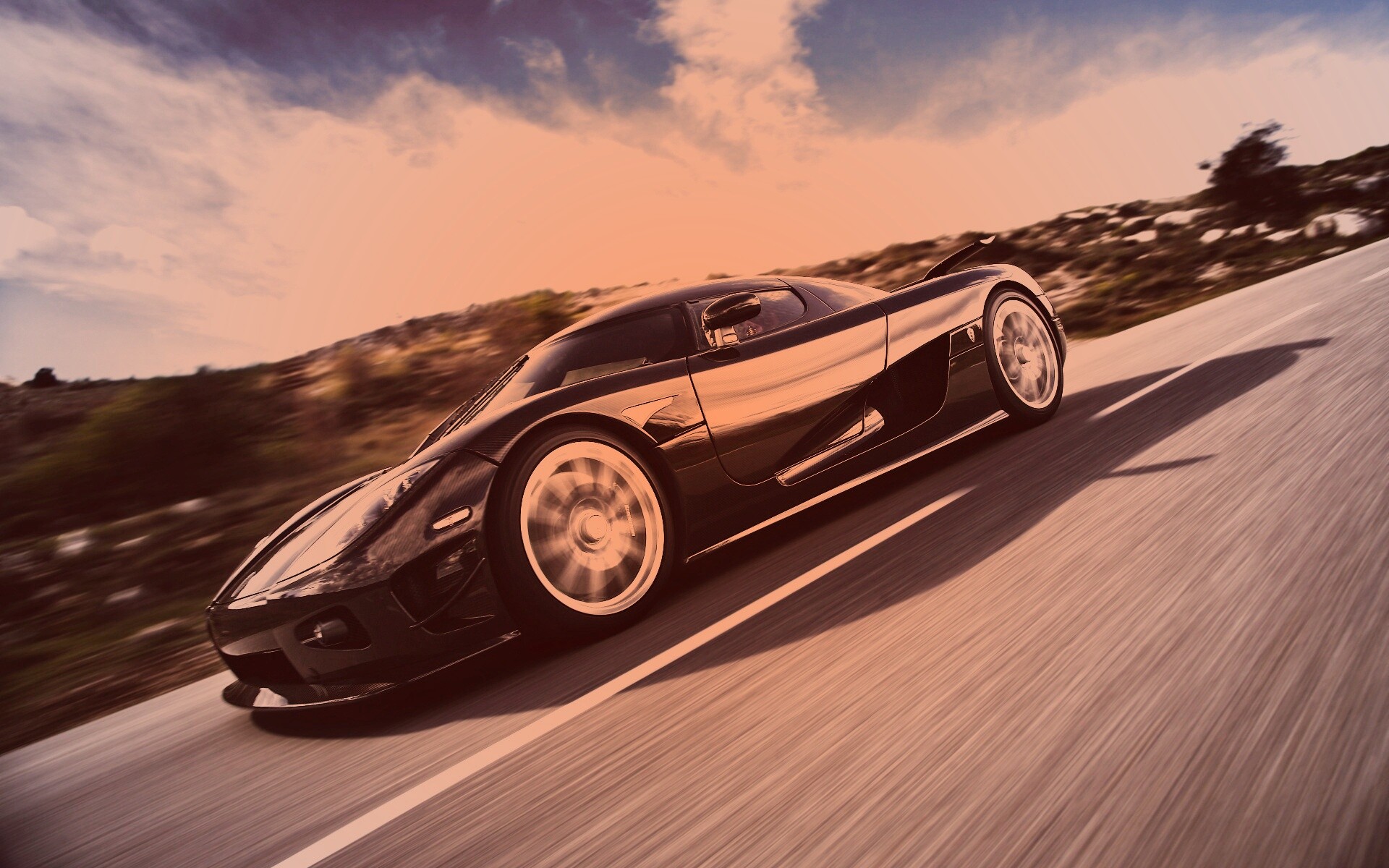 Автомобиль Koenigsegg мчится по трассе обои