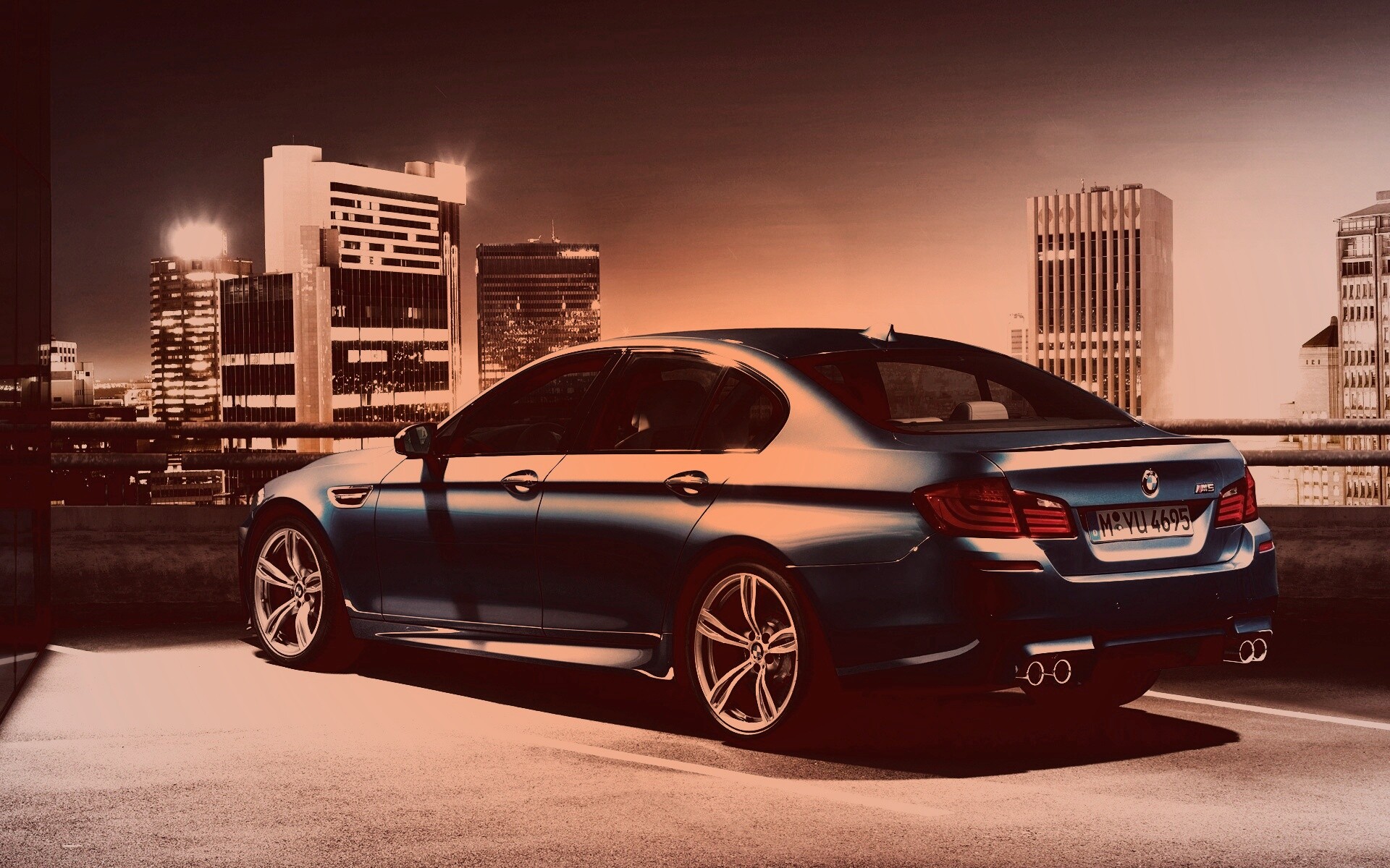 BMW F10 на городской парковке обои