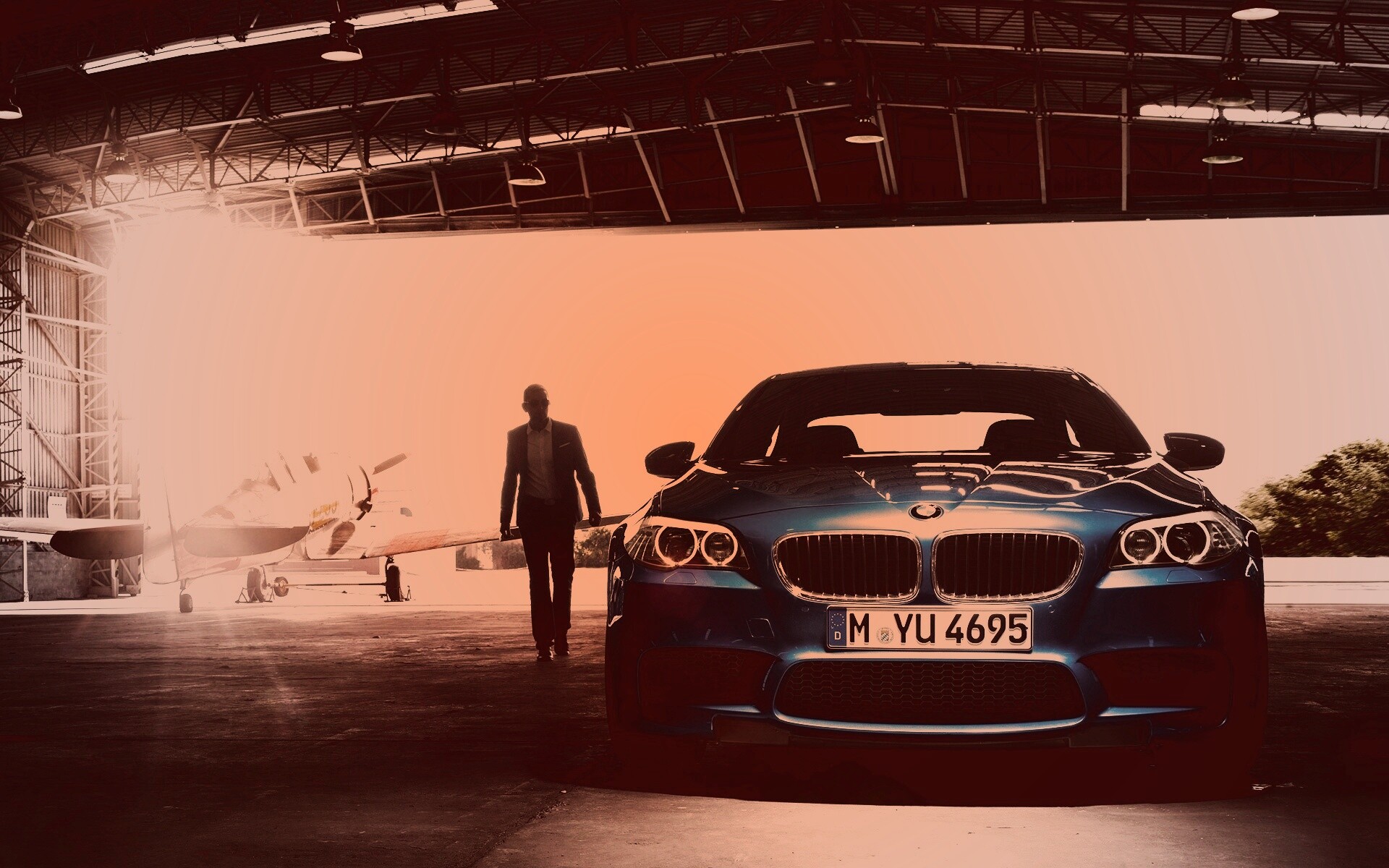 BMW F10 в ангаре обои
