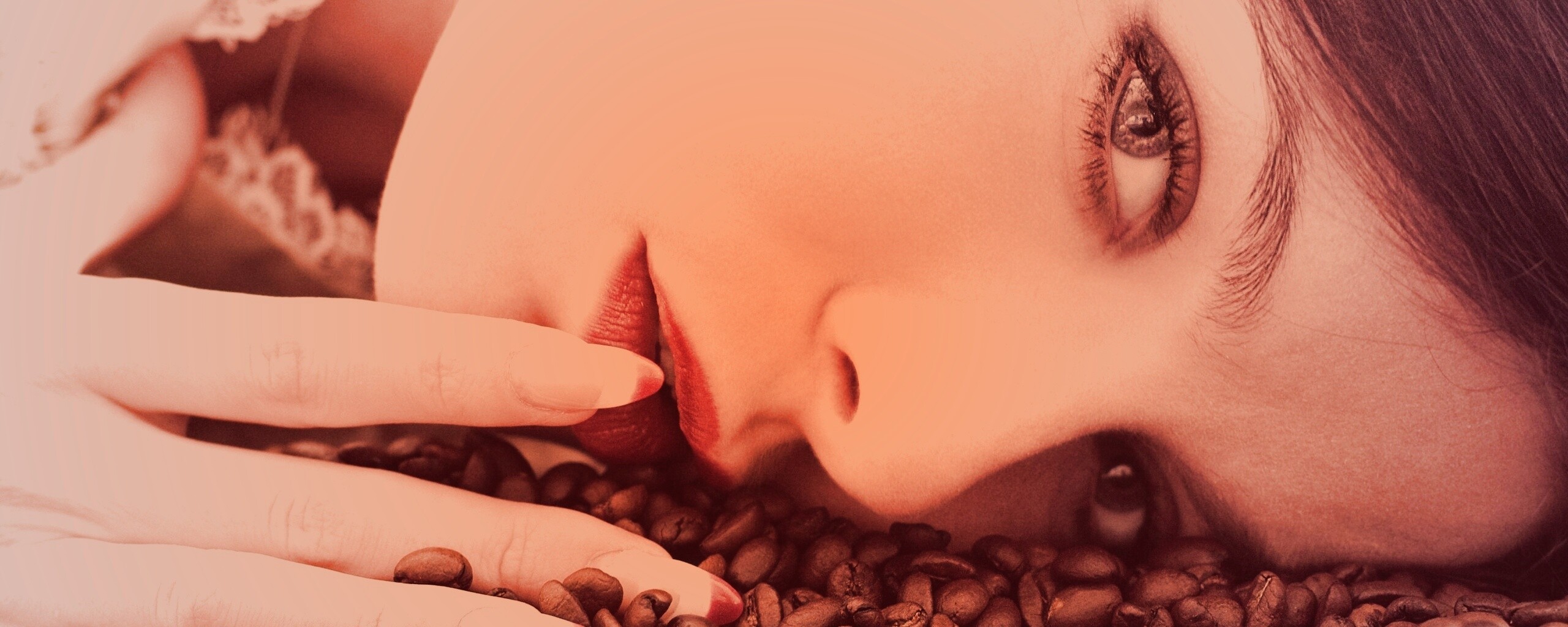 Соблазнительная девушка с кофейными зернами обои