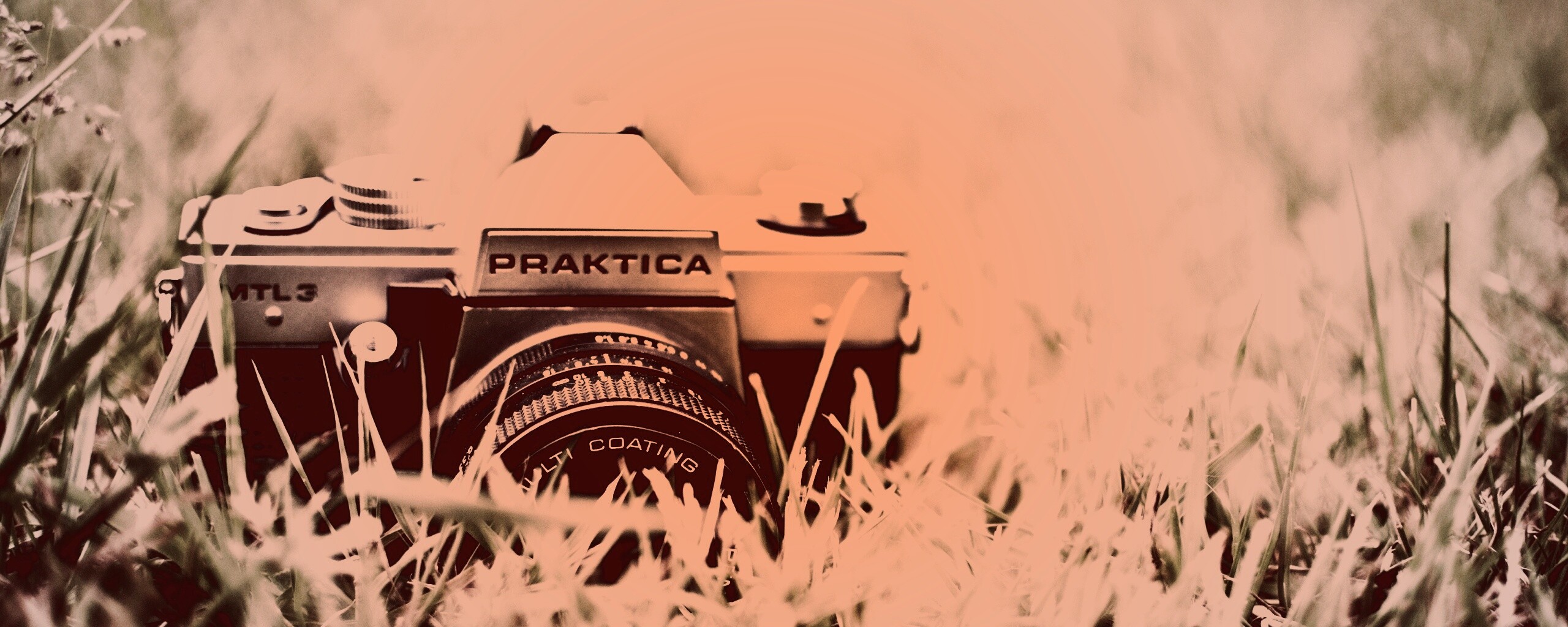 Фотоаппарат Praktica в траве обои