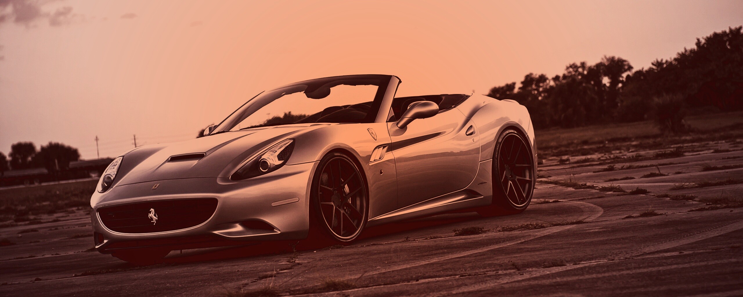 Ferrari на взлетном поле обои
