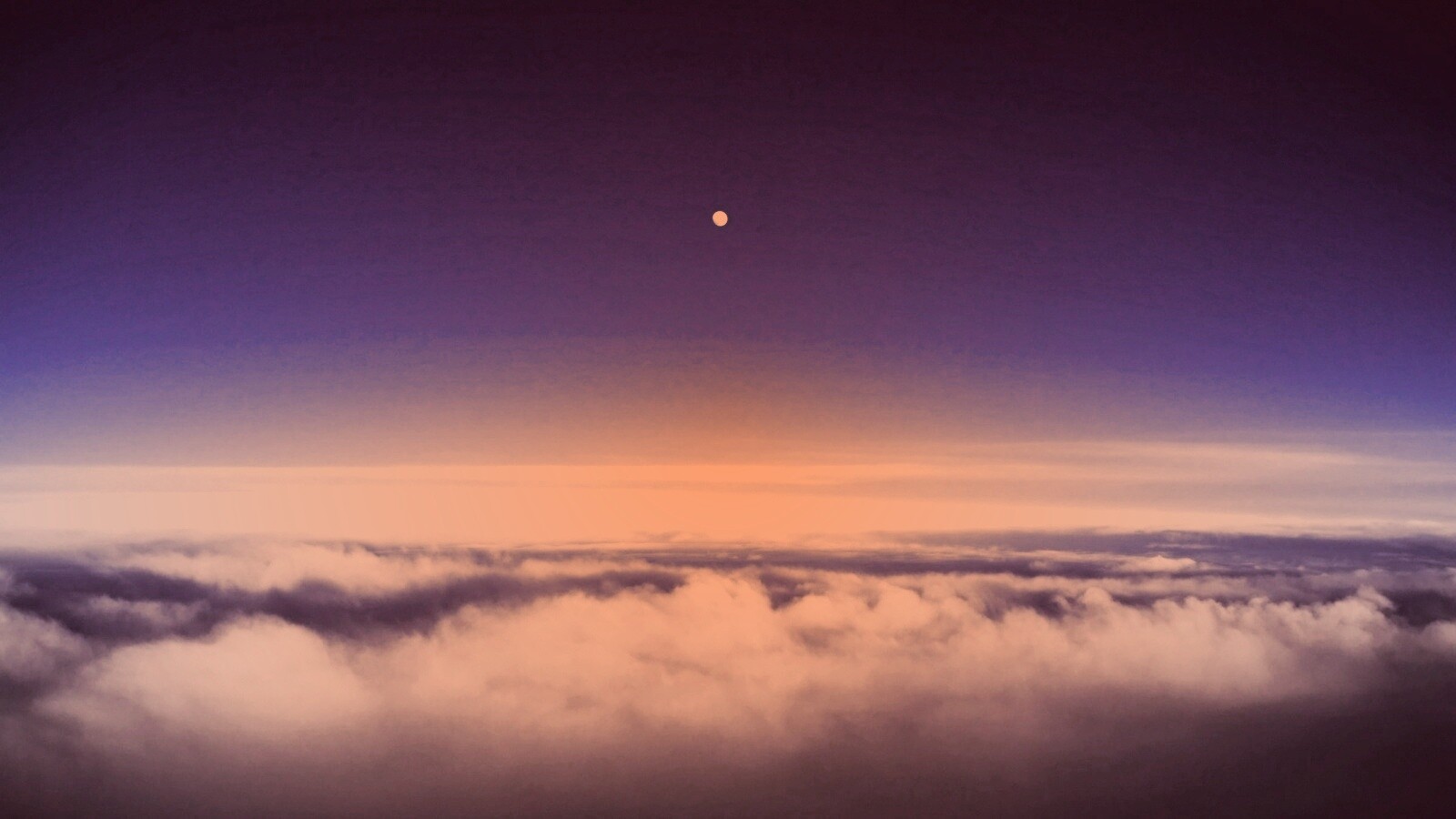 Одинокая луна над облаками обои