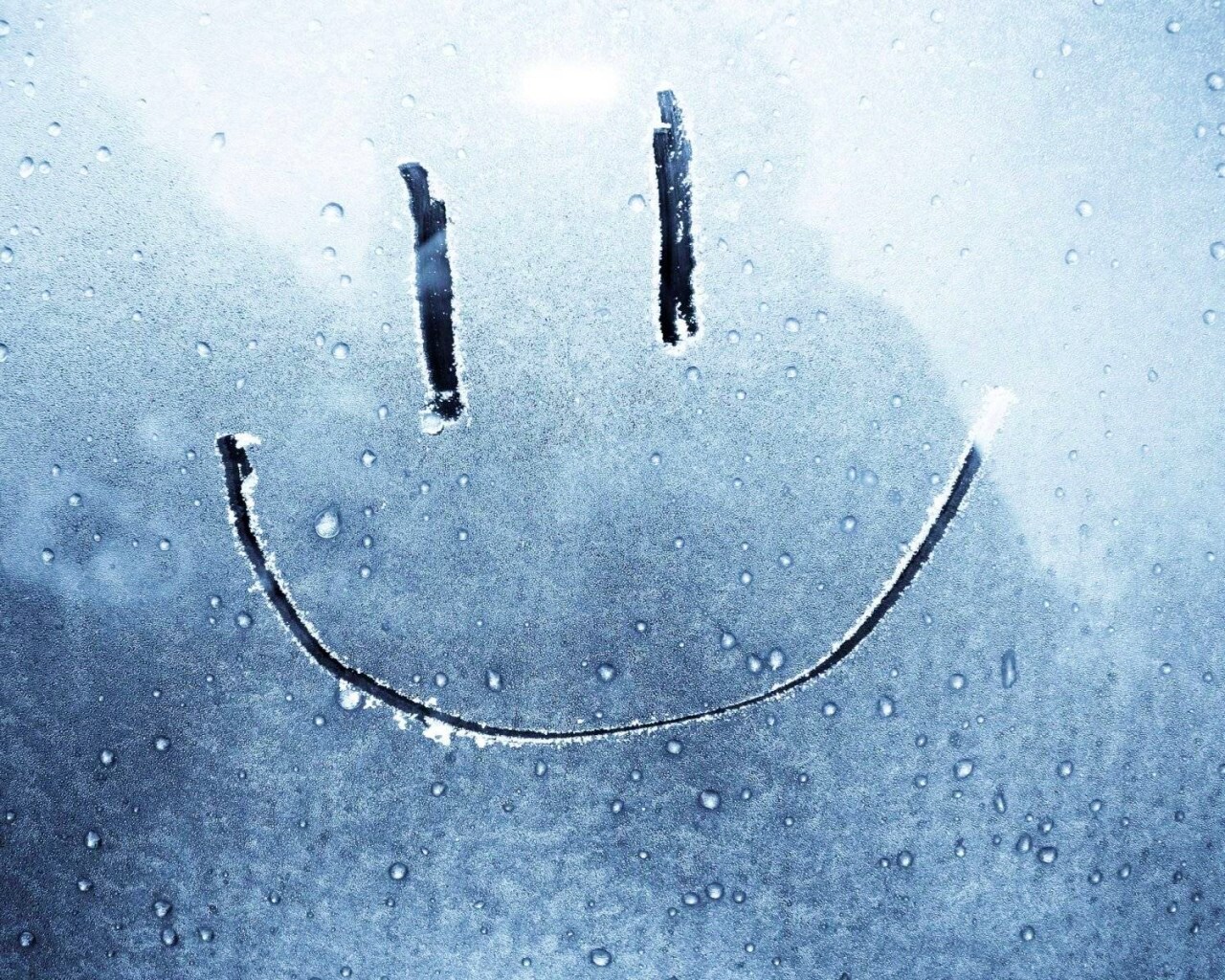 Улыбка на стекле обои