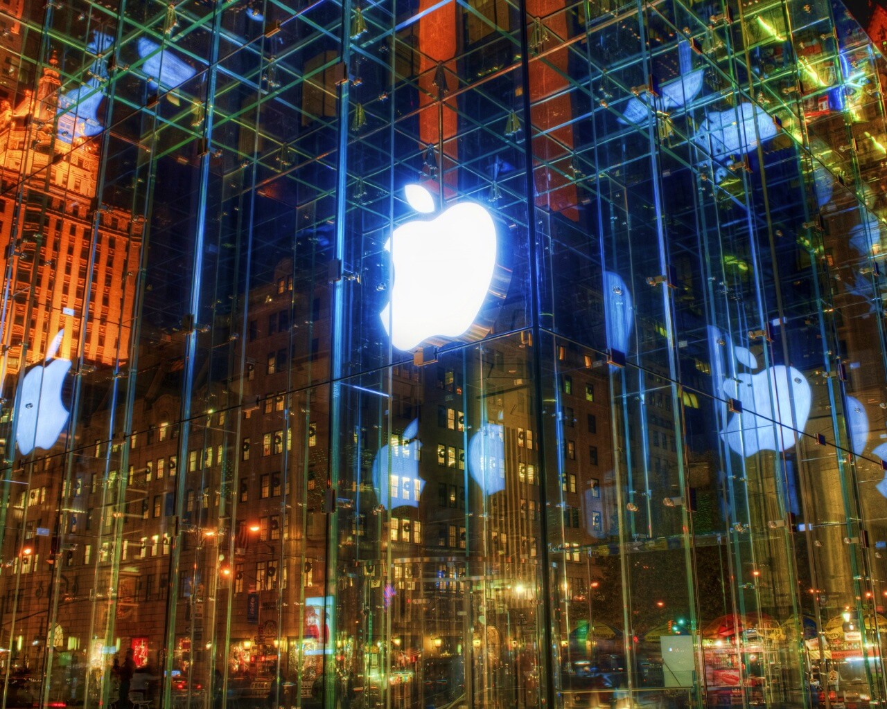 Отражение логотипа Apple в стеклянном здании обои