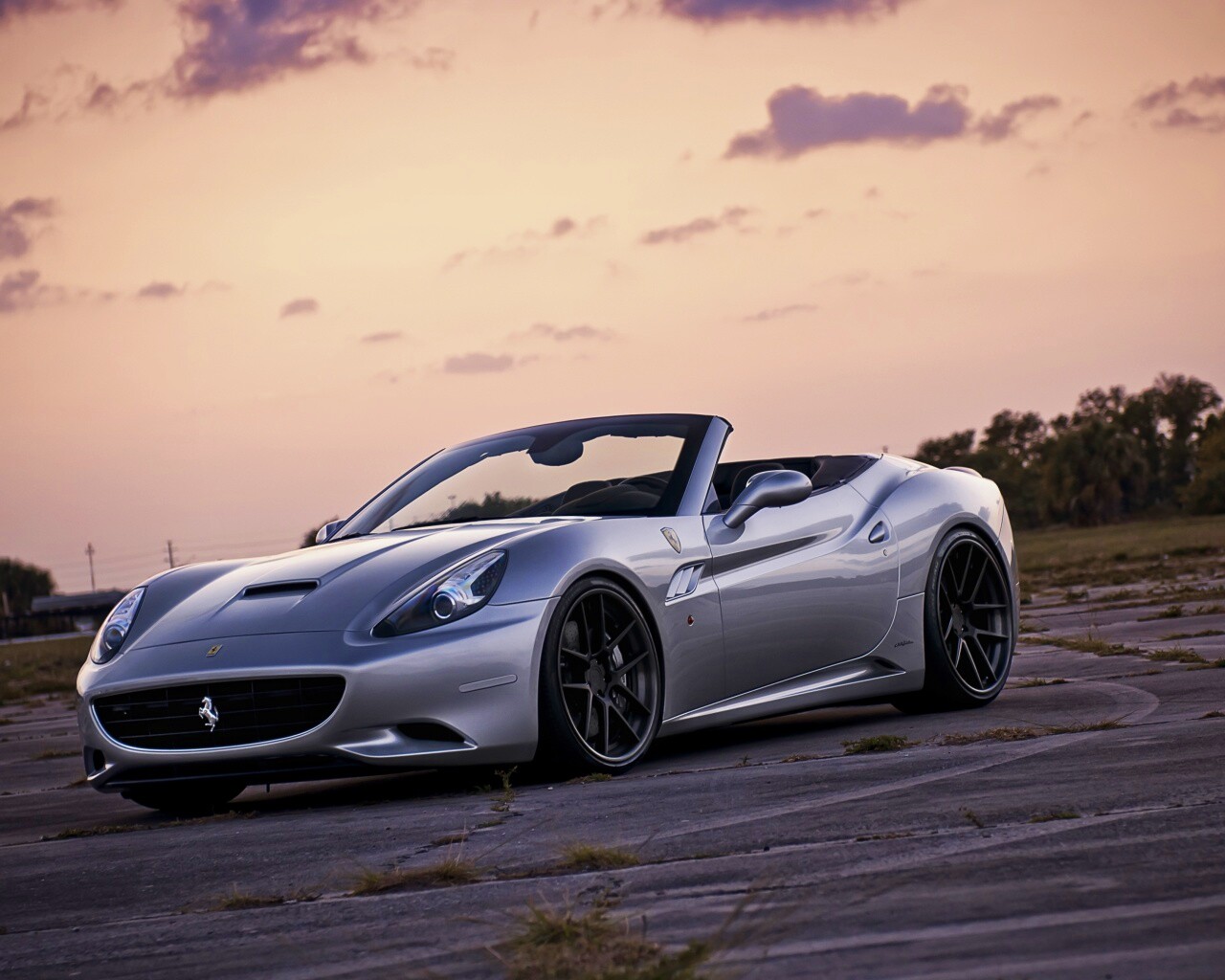 Ferrari на взлетном поле обои