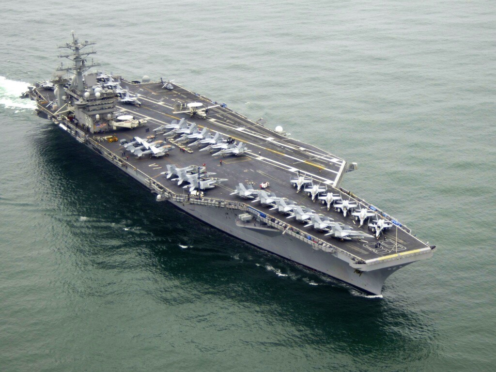 Авианосец в море обои