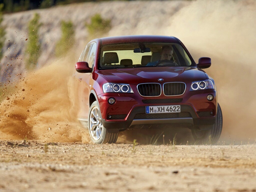 Кроссовер BMW в заносе обои