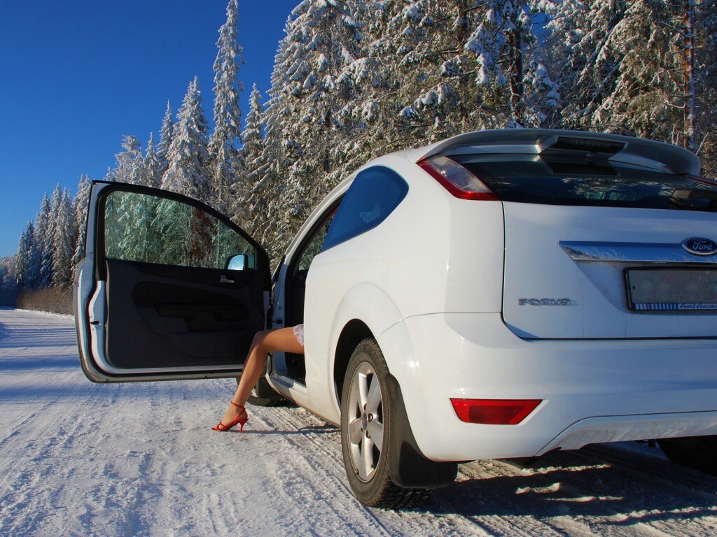 Девушка выходит из Ford Focus обои