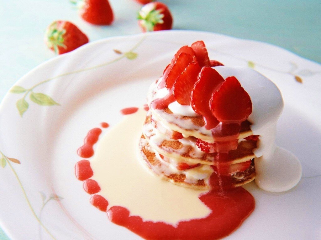 Блинчики с клубникой обои