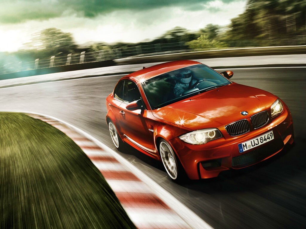 Гонщик за рулем BMW M1 обои