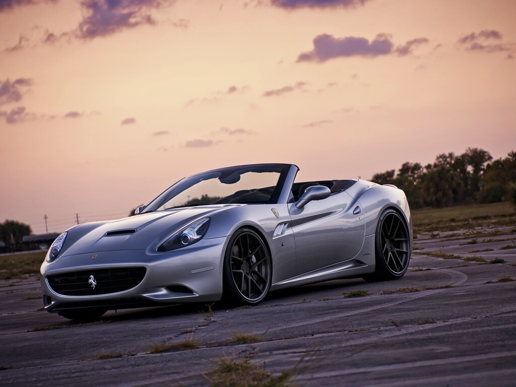 Ferrari на взлетном поле обои