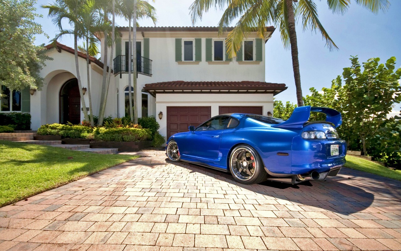 Синее авто у коттеджа обои