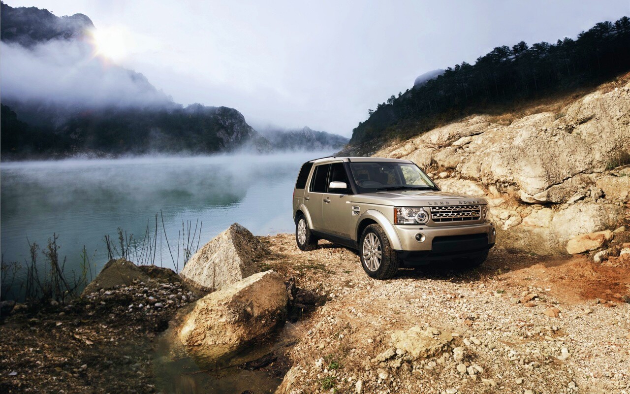 Range rover в горах у реки обои