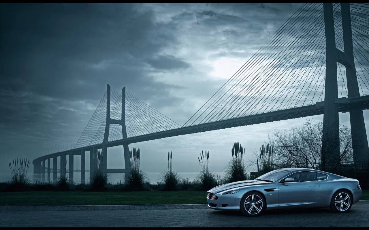 Aston Martin на фоне моста обои