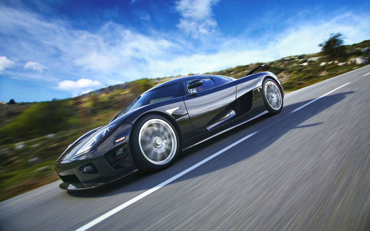 Автомобиль Koenigsegg мчится по трассе обои