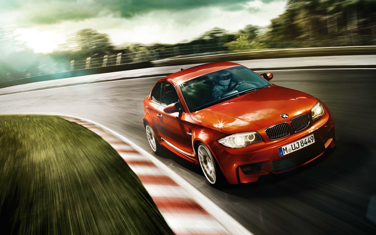 Гонщик за рулем BMW M1 обои
