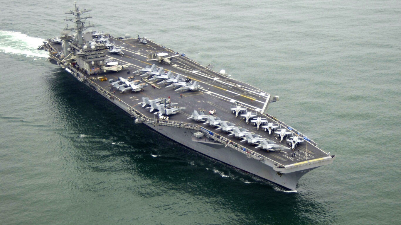 Авианосец в море обои