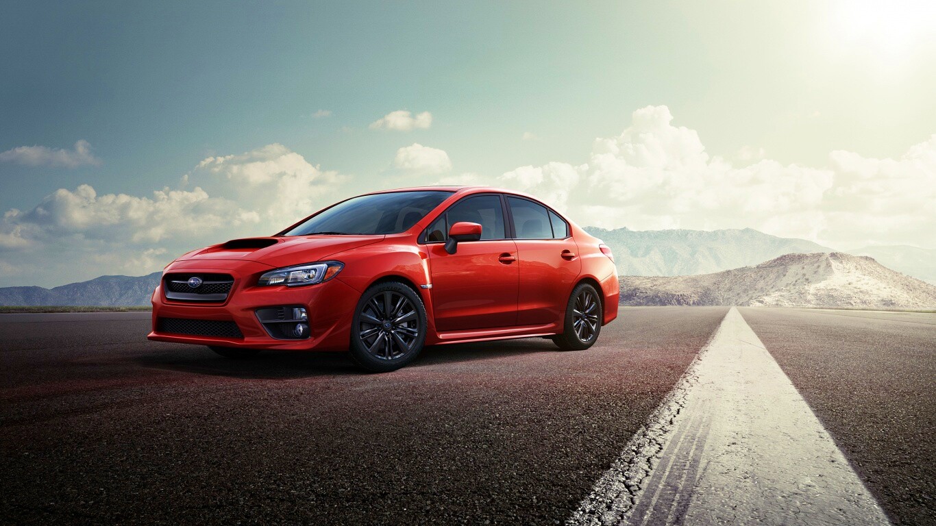 Subaru WRX на пустынной трассе обои