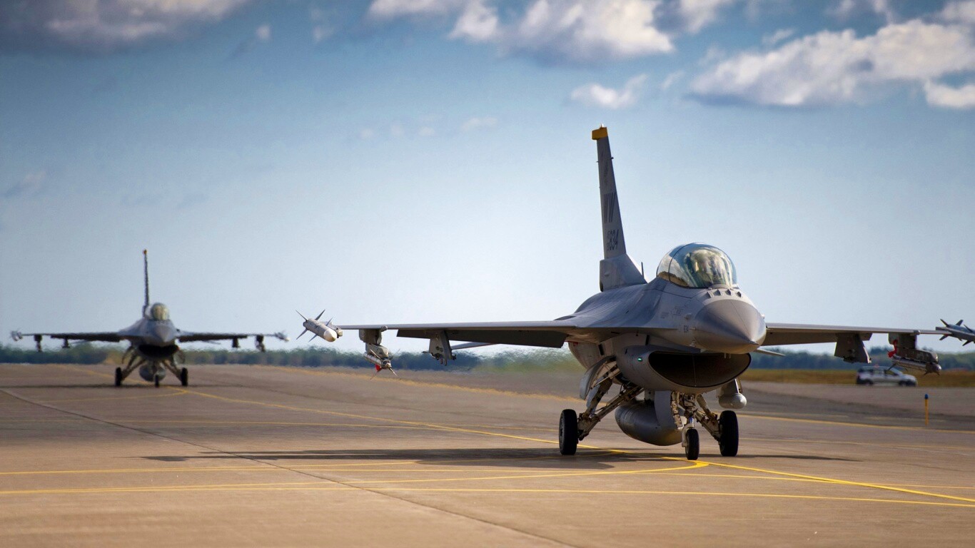 Истребители f16 Falcon на взлетной полосе обои