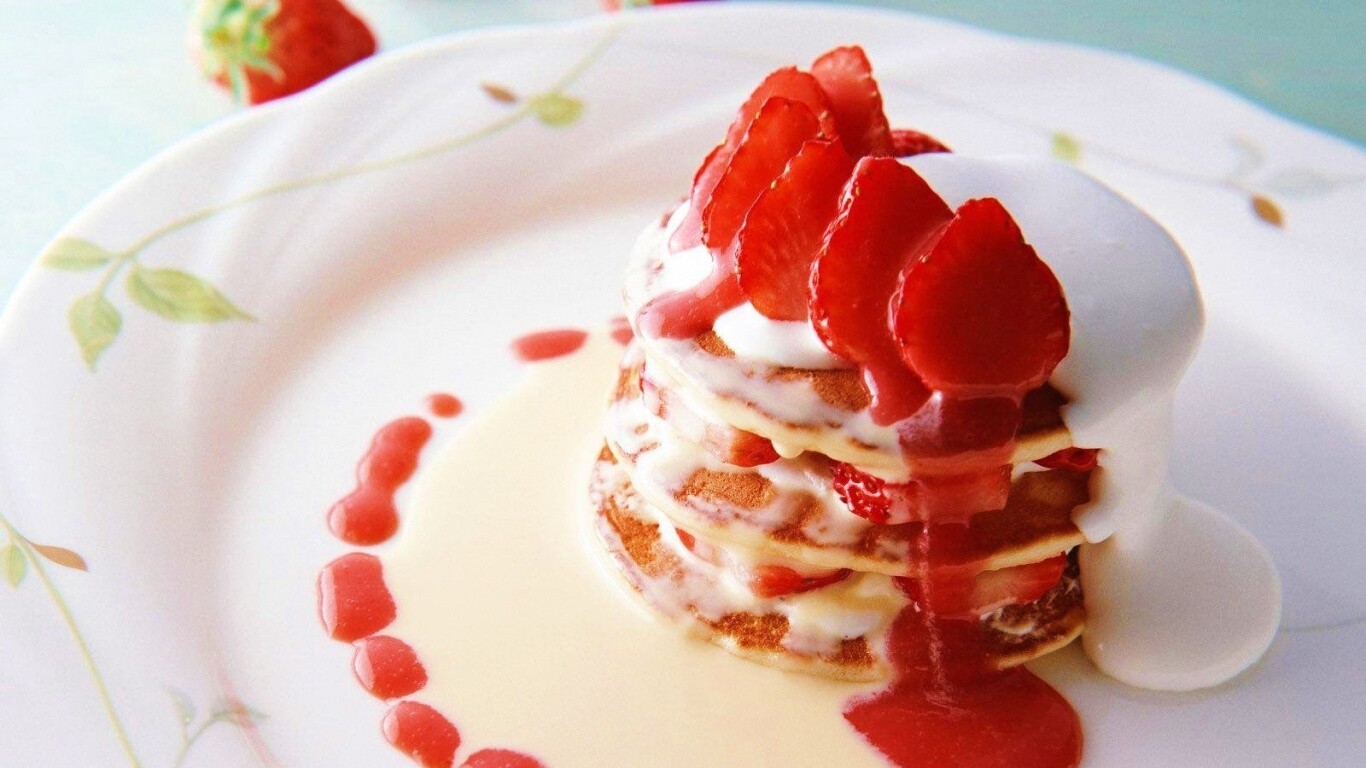 Блинчики с клубникой обои